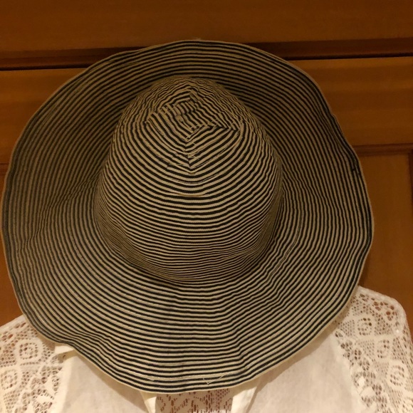 Striped beach hat - Picture 2 of 5